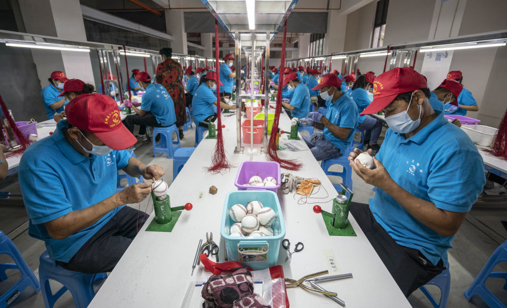 5月14日，云南省怒江傈僳族自治州怒江新城城墻壩易地扶貧安置點棒球工廠的工人在制作棒球。新華社記者　江文耀　攝