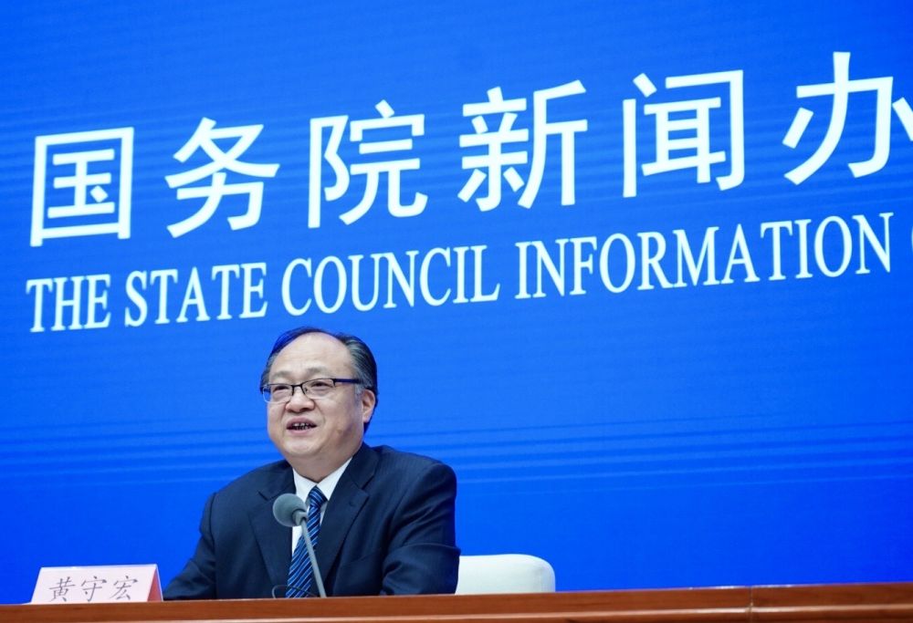 5月22日，國務(wù)院新聞辦邀請政府工作報告起草組負(fù)責(zé)人、國務(wù)院研究室主任黃守宏解讀政府工作報告有關(guān)情況。新華社記者　陳建力　攝