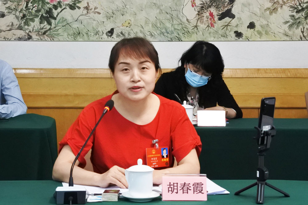 5月23日，全國人大代表胡春霞在參加分組審議政府工作報告時發(fā)言。新華社記者　吳雨　攝